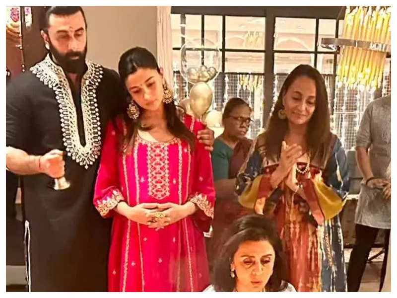 Mommy-to-be Alia Bhatt joins Ranbir Kapoor, Neetu Kapoor and others for Diwali puja at home – See photo