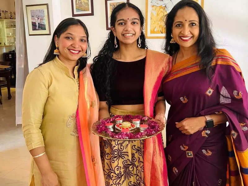 Here's how actress Yamuna Srinidhi celebrated Deepavali with families ...