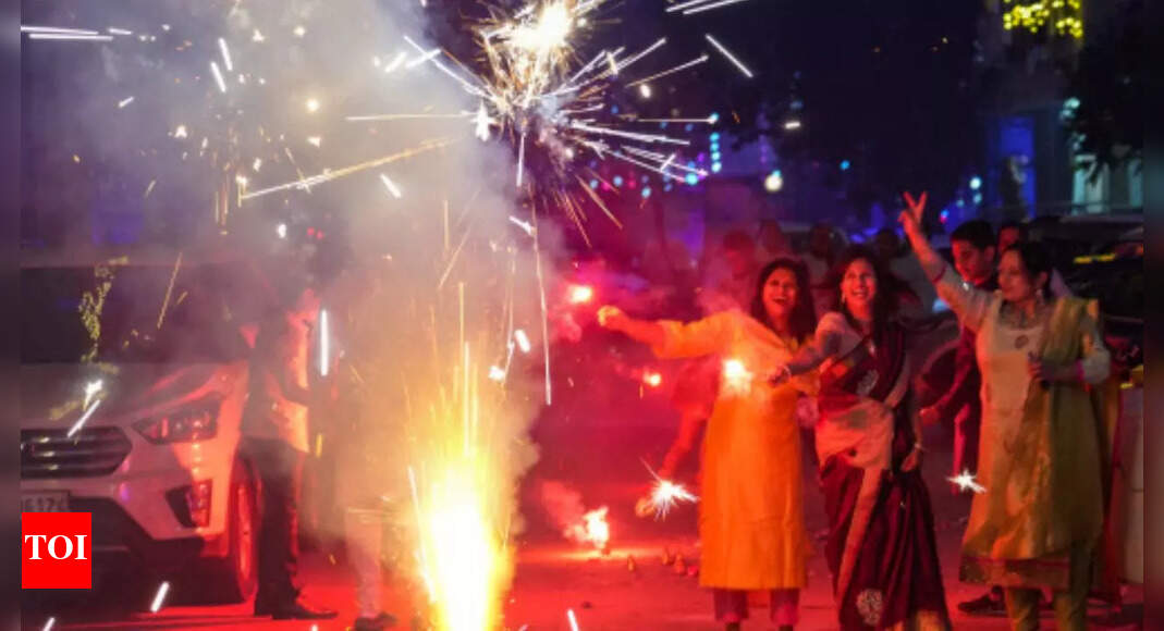 On social media, Delhittes share videos of flouting of firecracker ban ...