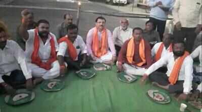 UT Sena leads farmers’ protests on Diwali day