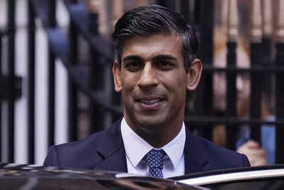 Rishi Sunak names team of familiar faces to steer UK through crisis