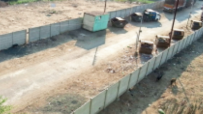 Nagpur: Garbage operator, forced to vacate NIT lands, places bins by roadside