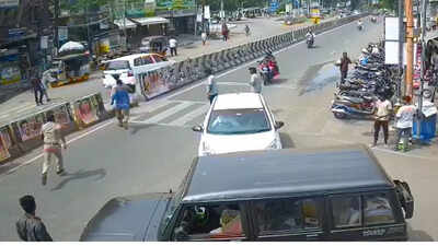 Two cops chase down duo fleeing with bag of cash in Madurai | Madurai ...