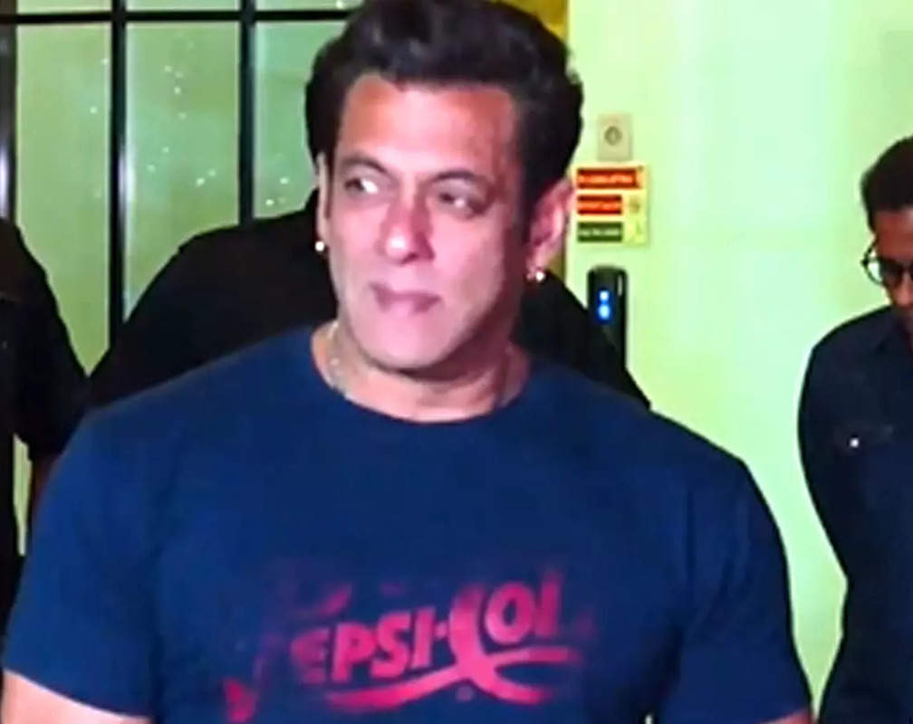 
Salman Khan's first public appearance after recovering from dengue, wishes paps a Happy Diwali

