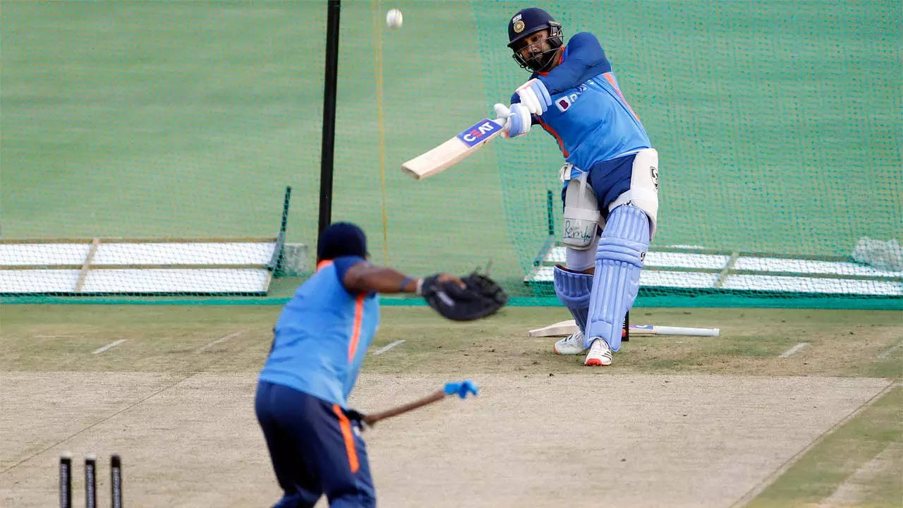 Helping Arms: Men who prepare Virat Kohli, Rohit Sharma with 150-plus  throwdowns | Cricket News - Times of India