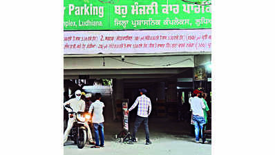 Complaints of ‘overcharging’ at DAC parking lot