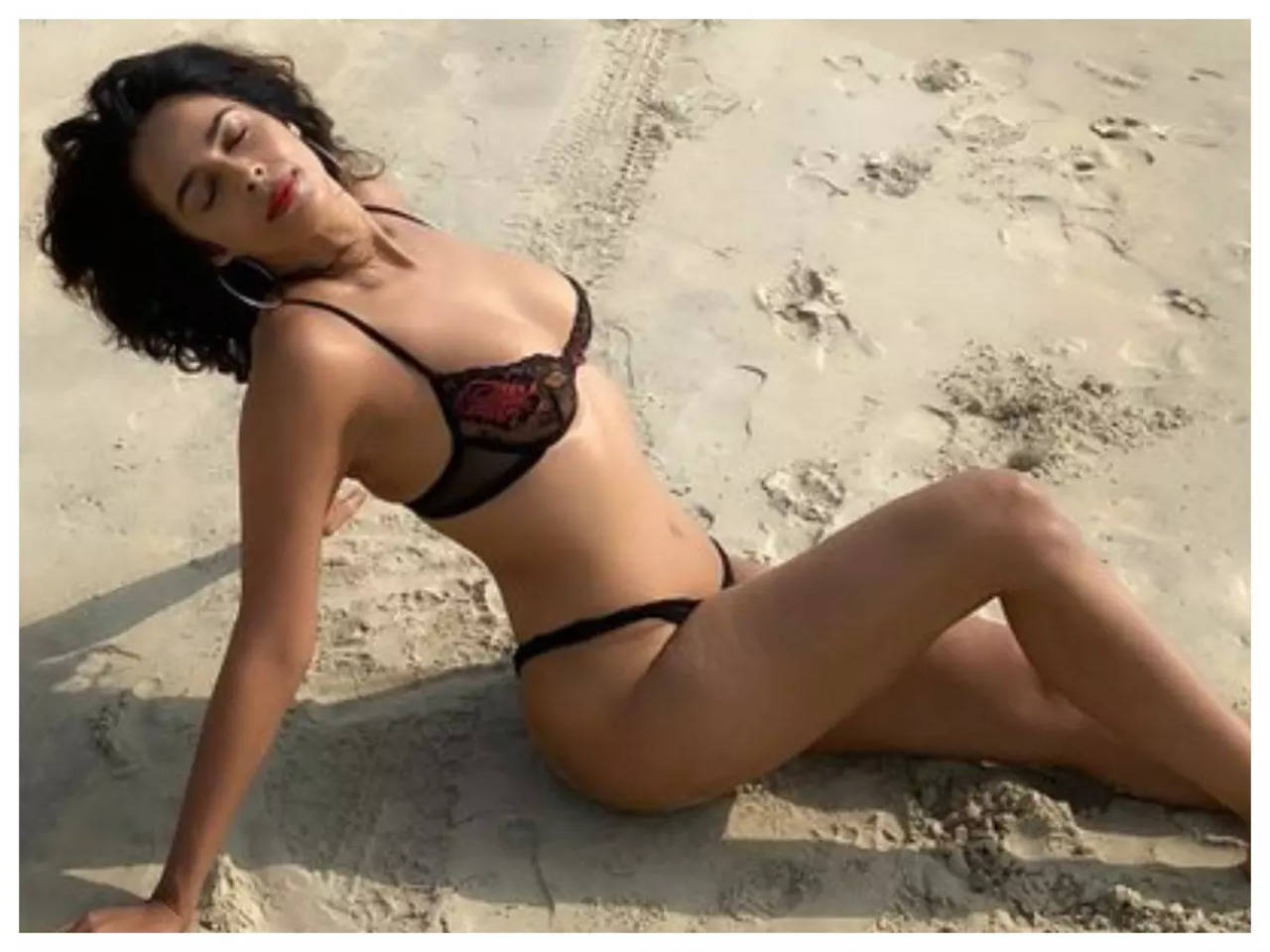 Mallika Sherawat Bikini Photo: Mallika Sherawat shows off her 'yoga body'  in a bikini; calls herself 'Fit & Fabulous' â€“ See photo | - Times of India
