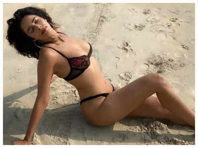 Bollywood Actress Mallika Sherawat Xxx Videos - Mallika Sherawat Bikini Photo: Mallika Sherawat shows off her 'yoga body' in  a bikini; calls herself 'Fit & Fabulous' â€“ See photo | - Times of India
