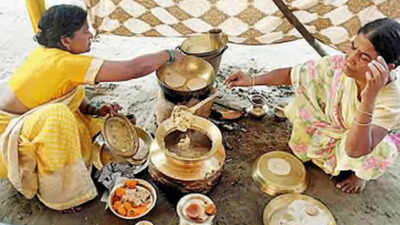 Ghats in Patna come alive as devotees cook 'kharna prasad'