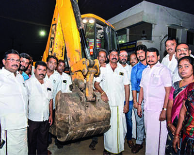 Guv talking politics at college events unacceptable: Balaji