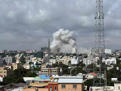 At least 100 people killed in car bombs: Somalia president