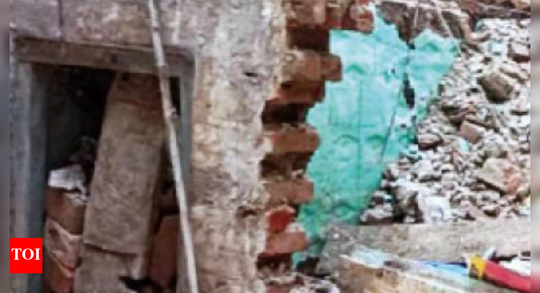 Hiraman Ka Purwa: 7-yr-old Girl Crushed To Death Under Slab Being ...