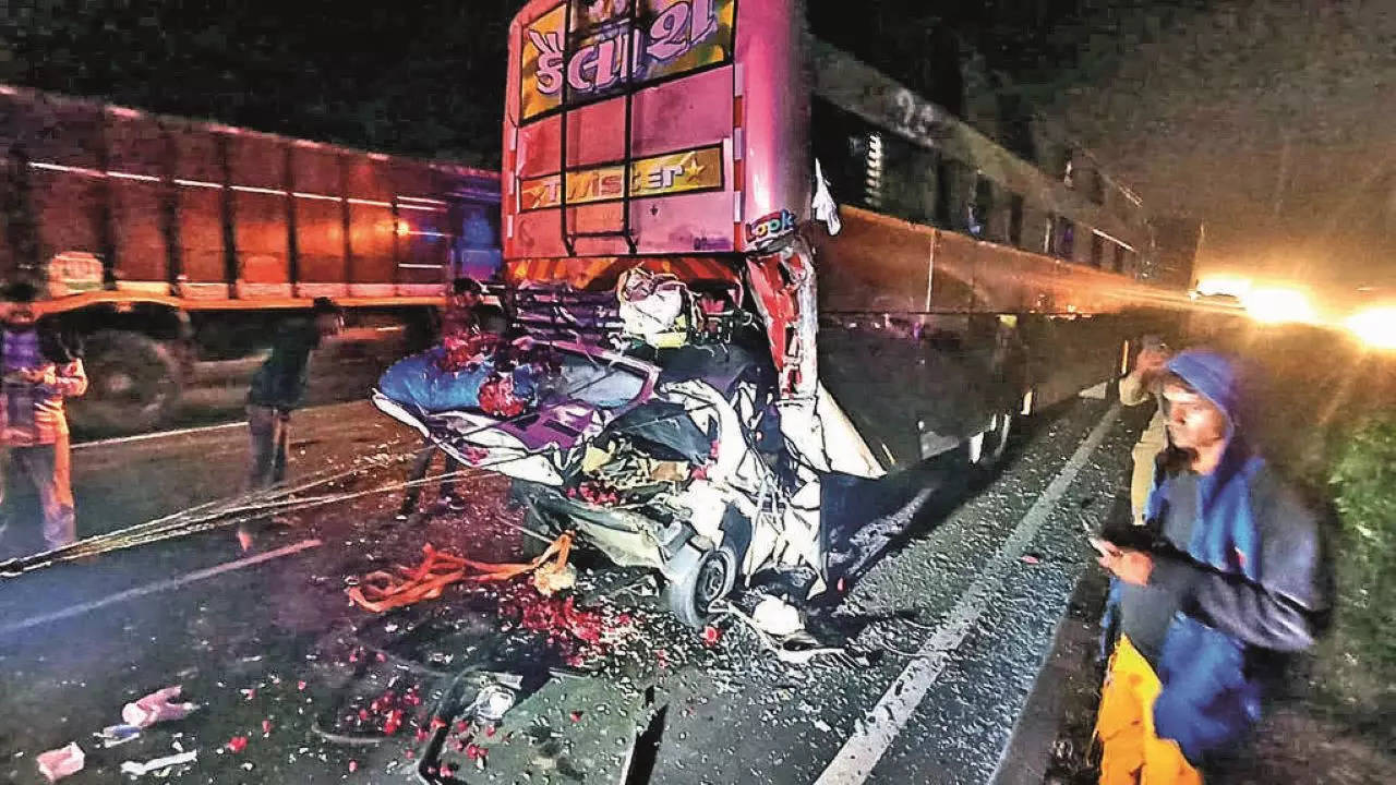 5 Vehicles Crash Into Each Other Near Bharuch, Two People Die | Vadodara  News - Times of India