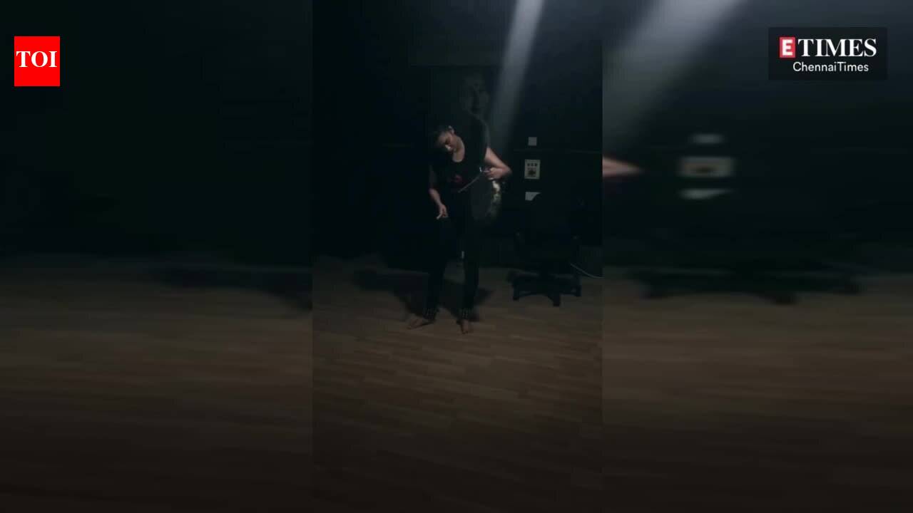 Shruti Hassan playing the parai