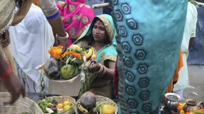 Delhi: Chhath puja concludes as devotees pay obeisance to rising sun