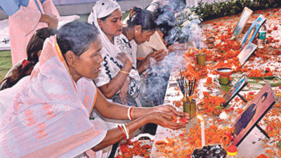 Family members pay tributes to victims of 2008 serial blasts
