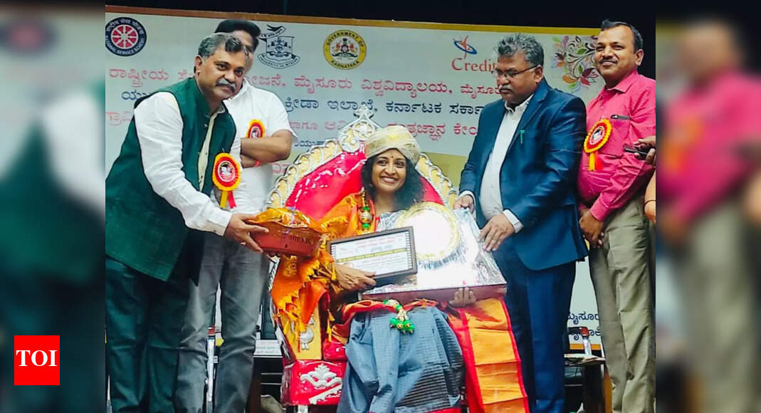 Ahead of 67th Kannada Rajyotsava, actress Yamuna Srinidhi receives