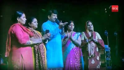 Manoj Tiwari engrossed in Chhath festival, sings at Delhi program