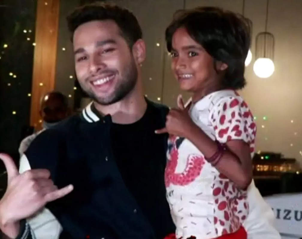 
Bollywood hunk Siddhant Chaturvedi poses with cute little fan
