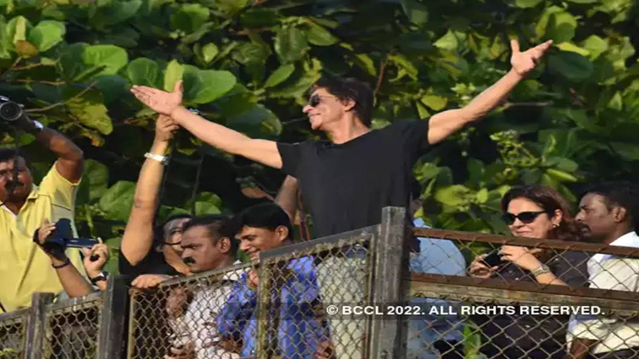 Fans uit Zwitserland, Frankrijk en Nederland vliegen binnen om de 57e verjaardag van Shah Rukh Khan te vieren |  Indiaas filmnieuws