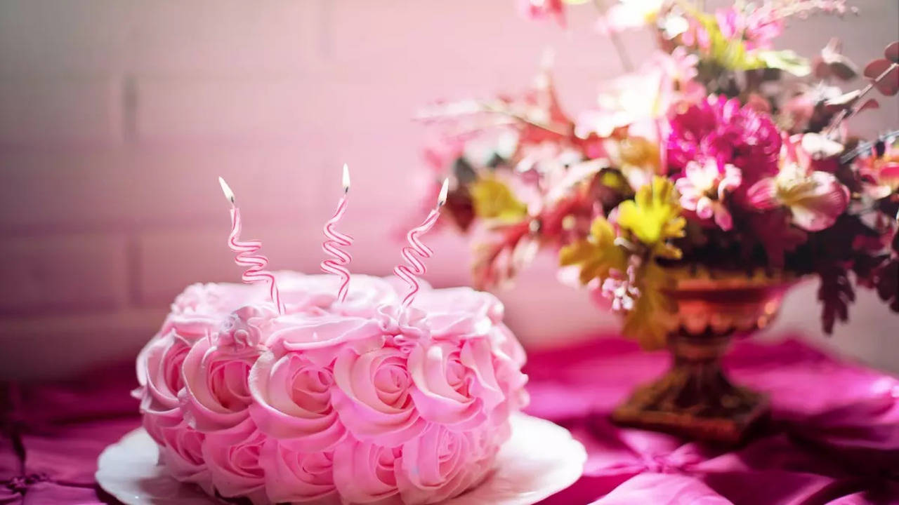 Cake with balloon and flower decoration: Perfect way to celebrate ...