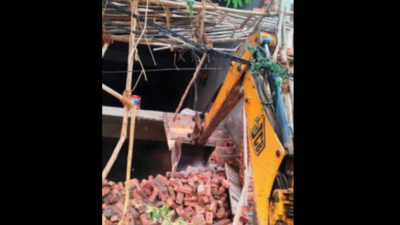 Ludhiana: MC chief raps officials over illegal buildings, pending NOCs