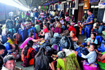 Snapped cable stalls 40 trains, cancels 4