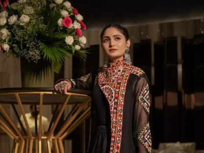 PHOTO! Geeta Rabari looks elegant in THIS black traditional attire