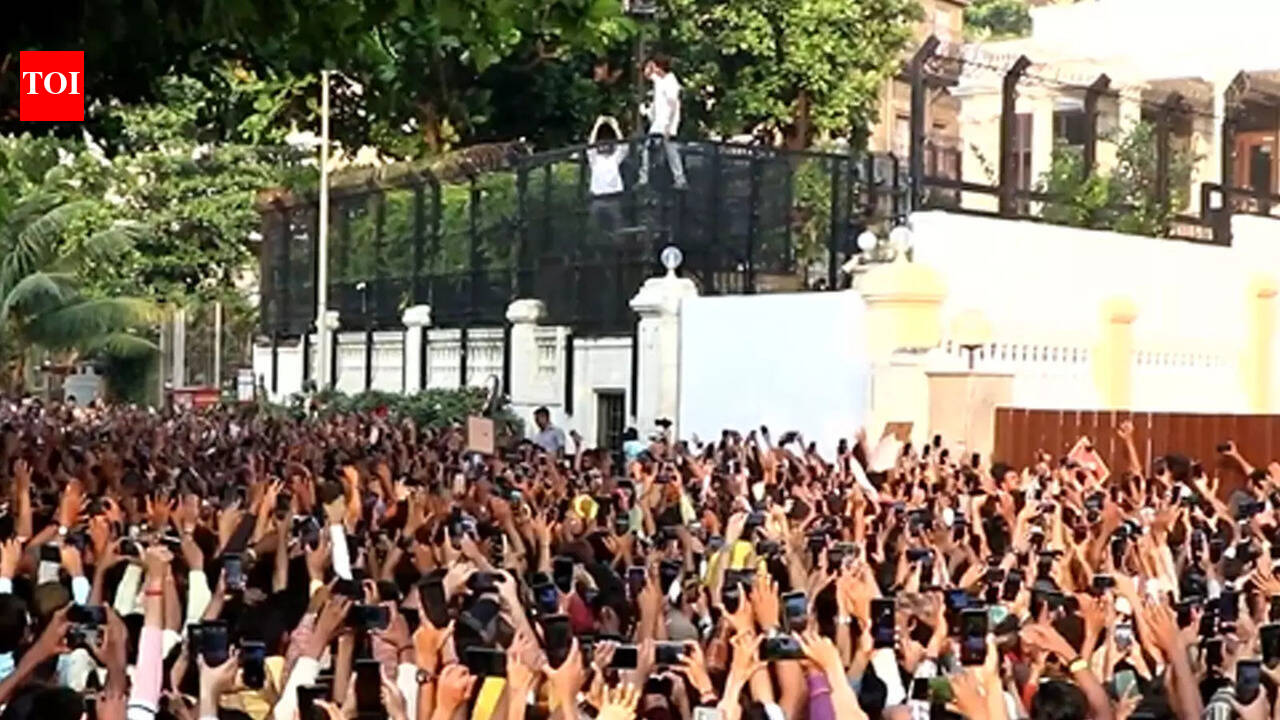Watch: Shah Rukh Khan greets fans with his 'signature pose', blows ...