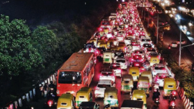 Delhi: Vehicle emissions largest source of pollution in Diwali week, says CSE