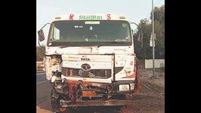 Suv: Suv Gets Crushed Between Two Trucks; Five Die, 3 Critical | Bhopal ...