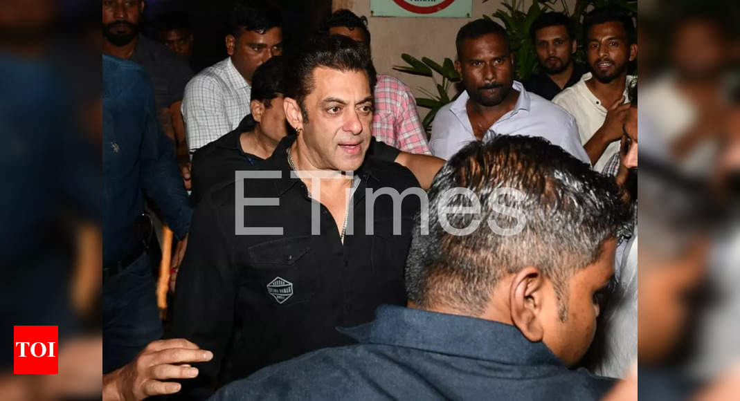 Salman Khan gets mobbed at Akshay Kumar’s ‘Vedat Marathe Veer Daudle Saat’ launch – Times of India