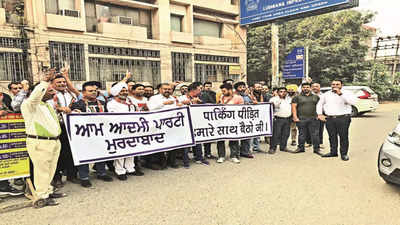 Day 2: Traders protest hourly parking at Feroze Gandhi Market in Ludhiana