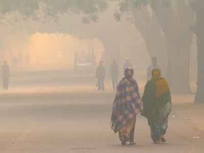 Delhi air pollution: People in Delhi-NCR complain of respiratory issues as  AQI dips - Times of India