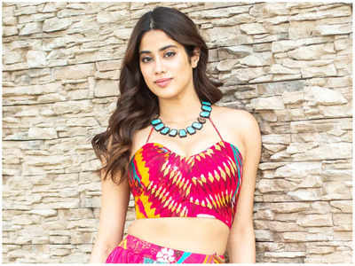 Who's the hottest girl in the city ?? 😍🙈 Jk !! . . Follow for more  Updates @filmymantramedia . . #janhvikapoor #bollywood #actr