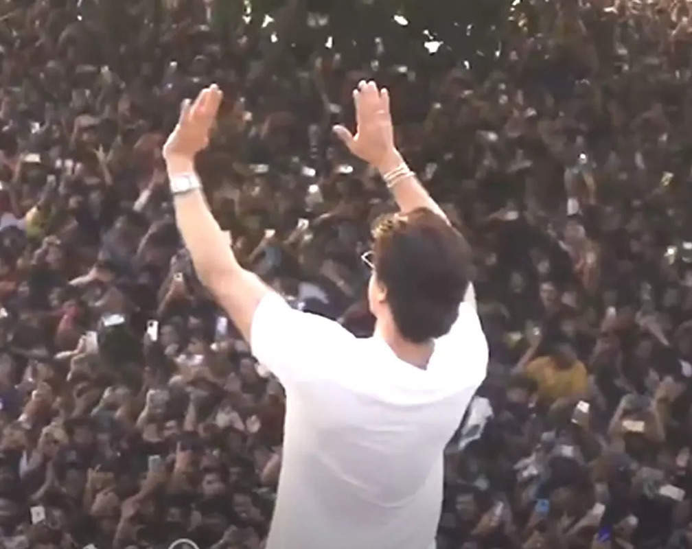 
Shah Rukh Khan shares his POV video of the ‘sea’ of fans that showed up at Mannat on his birthday; Check it out
