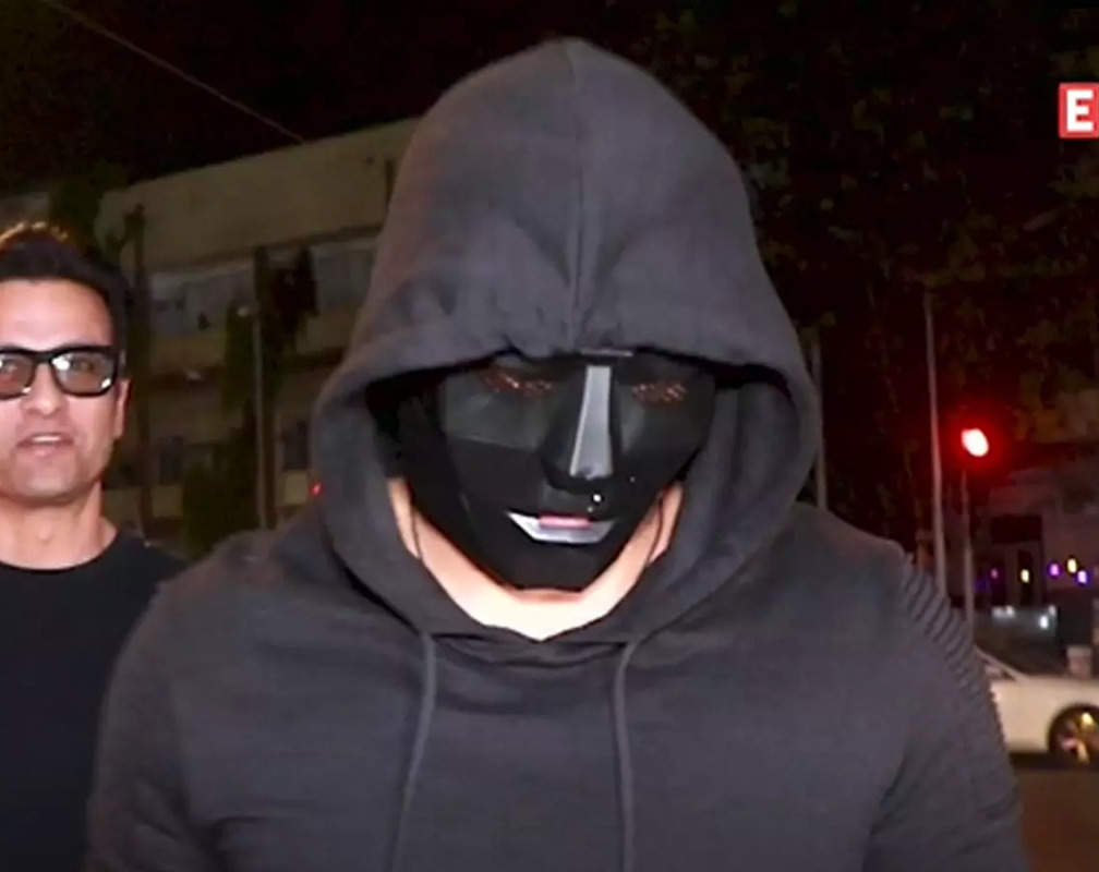 
Raj Kundra sports another bizarre face mask as he gets papped in Bandra
