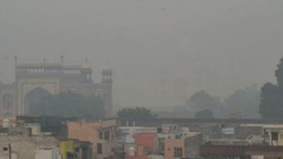 Agra: City of Taj disappears in thick veil of smog, AQI remains in 'poor category'