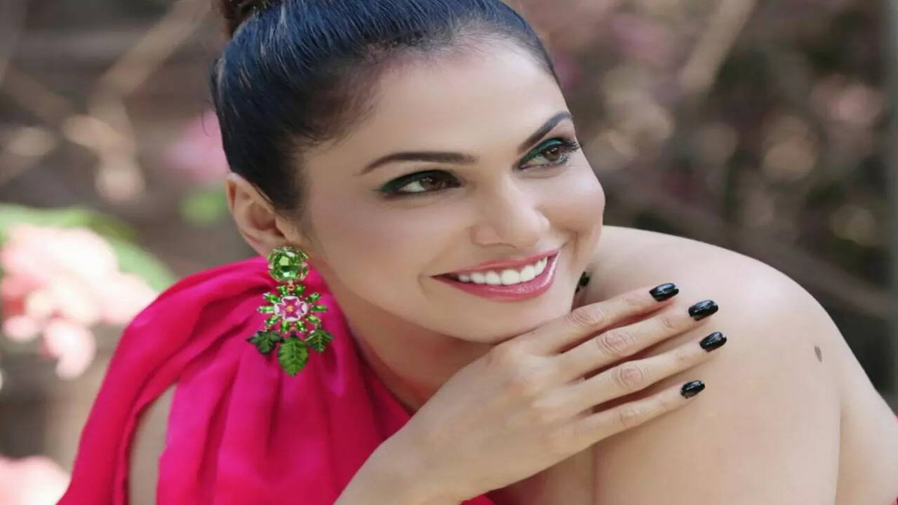 Rus qizlari bakalavr ziyofatida (porno)