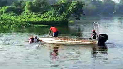 Kolkata: Rower falls into Lake, rescued by speedboat