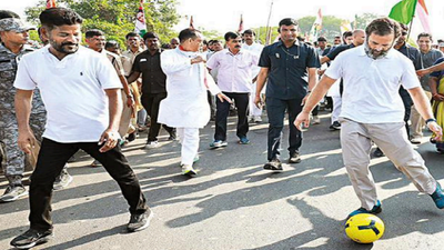 Telangana: Narendra Modi & K Chandrasekhar Rao have no time for farmers, students, says Rahul Gandhi