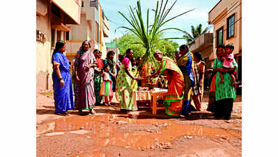 Women do Tulasi puja condemn bad roads