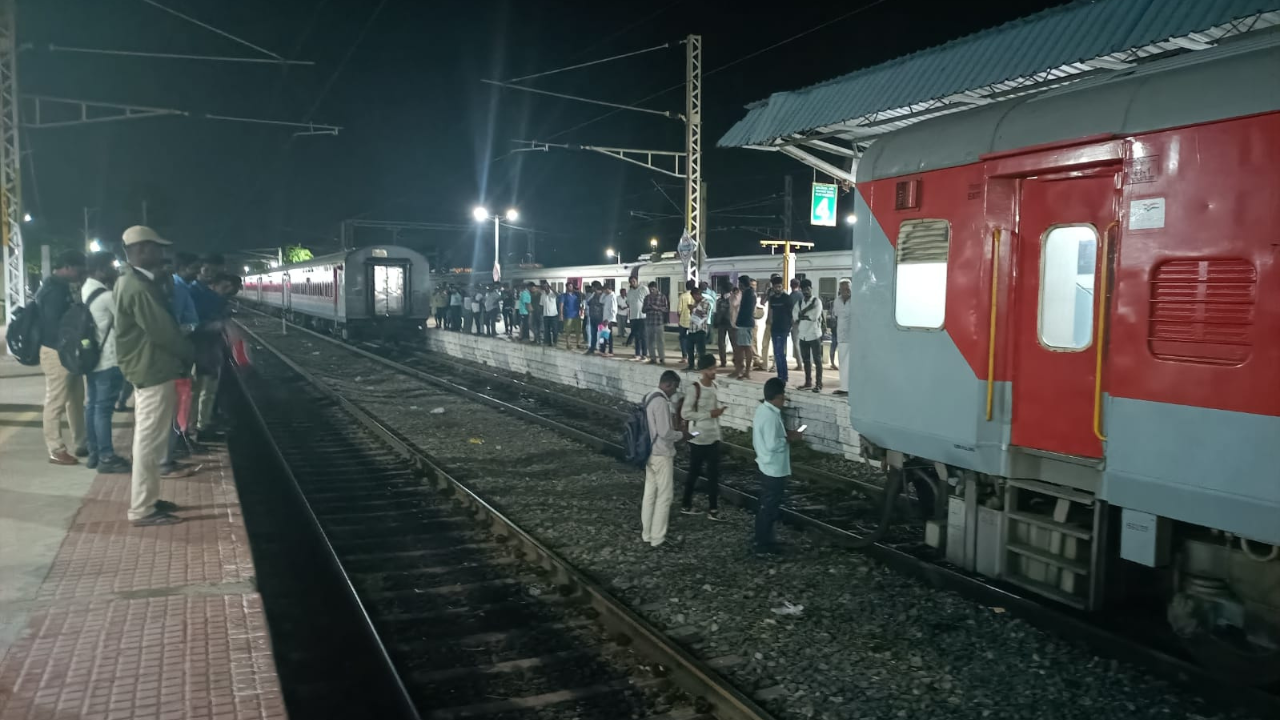 Tamil Nadu: Coaches delinked from Cheran Express near Tiruvallur, none hurt  | Chennai News - Times of India