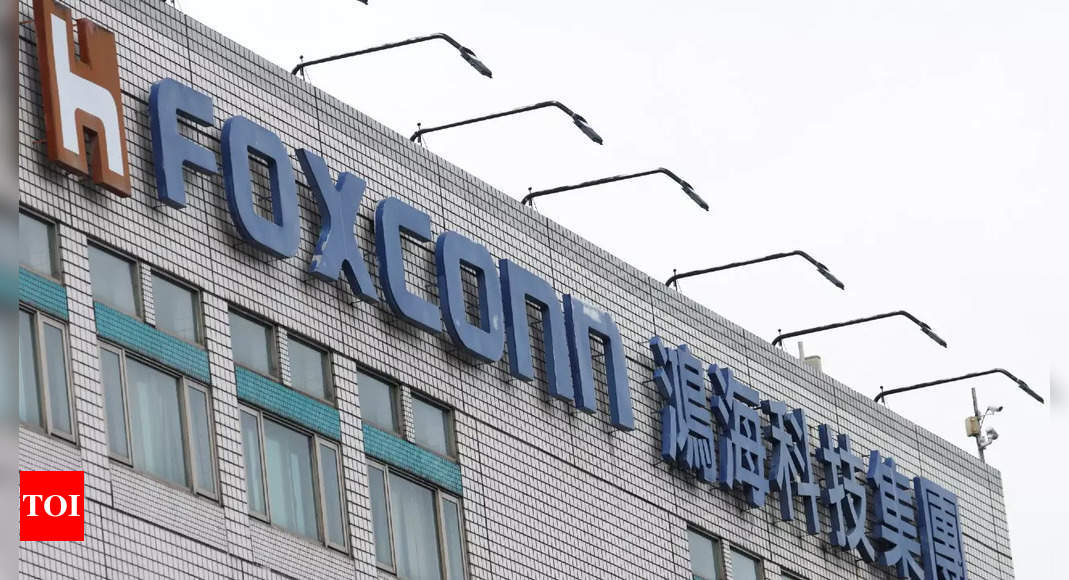Foxconn Zhengzhou plant offers bonuses to encourage workers to return – Times of India