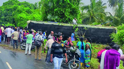 30 injured as Tamil Nadu State Transport Corporation bus falls into pit