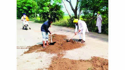 Sarabha road: Villagers cover holes as govt goes slow on CM’s promise