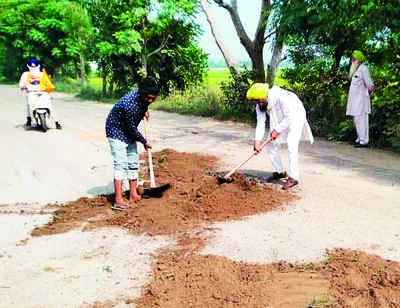 Sarabha road: Villagers cover holes as govt goes slow on CM’s promise
