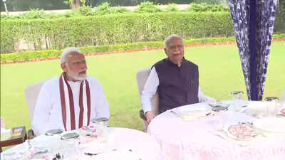 PM Narendra Modi visits LK Advani, greets him on his birthday