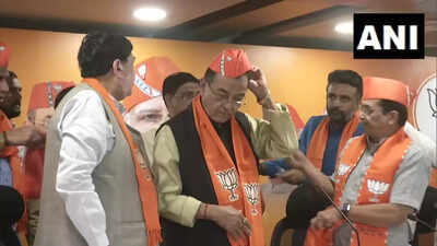 Gujarat Congress leader Mohansinh Rathva quits party, joins BJP