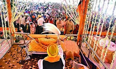 Thousands observe Guru Nanak Jayanti in city